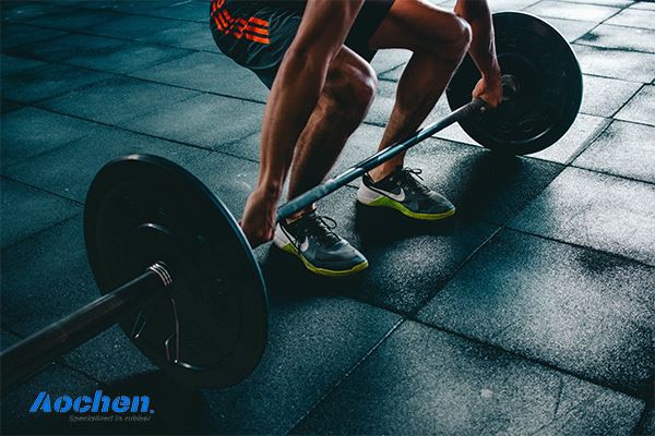 Waar wordt de rubberen vloer van de sportschool voor gebruikt?